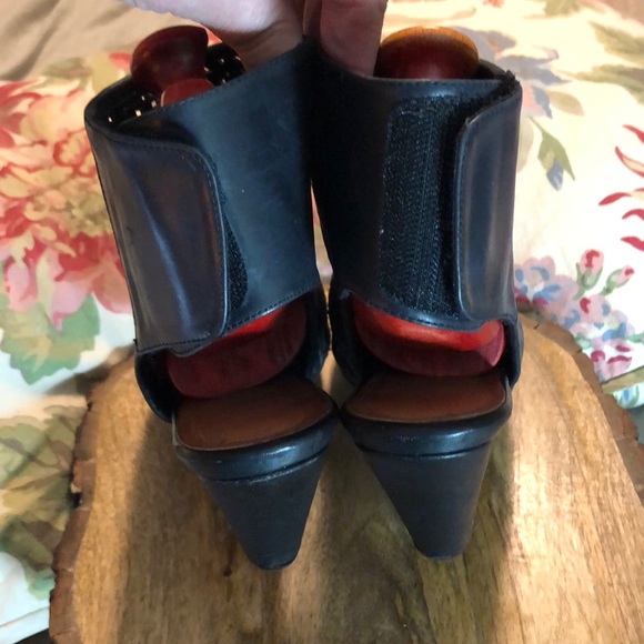 GREAT MOMENTS Size 11 Premier VHeel Floral Leather Laser Cut-Out Design Velcro - Picture 16 of 16